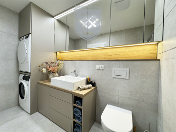 Kúpeľňový nábytok so vstavanou práčkou a sušičkou